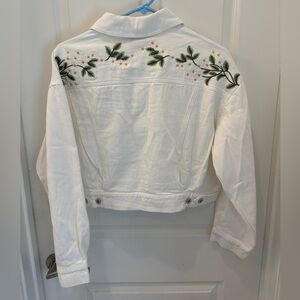 NWOT Jacqui E Off-White Floral embroidered cropped Jean Jacket- S
